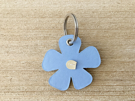 lederlook babyblauw bloem sleutelhanger