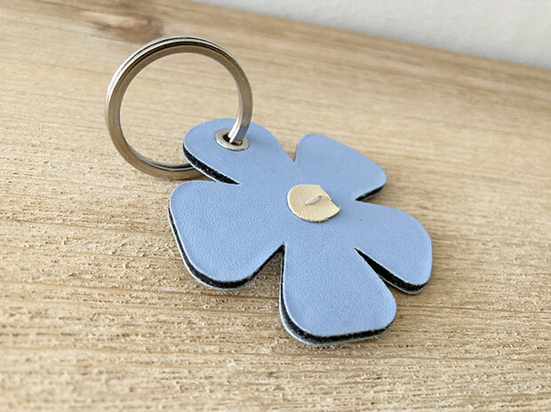 lederlook babyblauw bloem sleutelhanger